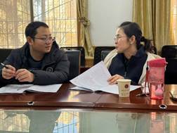 几个人在桌子边 AI 生成的内容可能不正确。